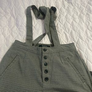 Contemporary wide leg pants with suspenders